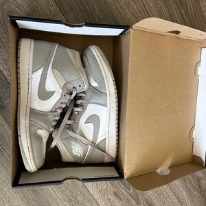 Air Jordan 1 mid size 7 1/2